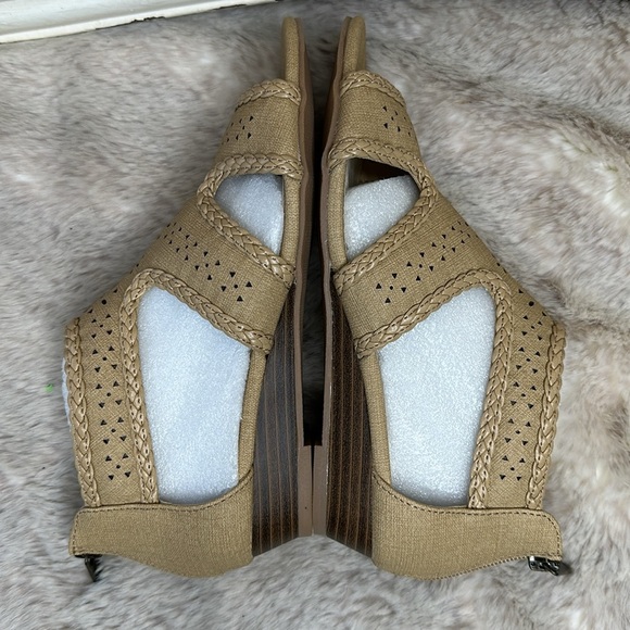 Easy Street | Thelma Wedge Sandal in Beige Linen | Size 6 - Picture 6 of 15